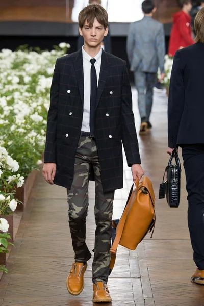 Look 17